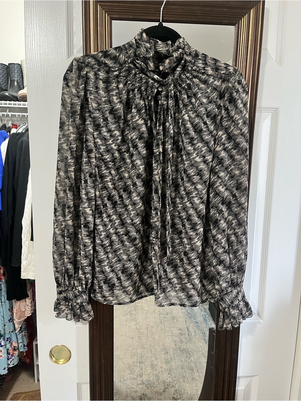 Banana Republic black & white blouse in